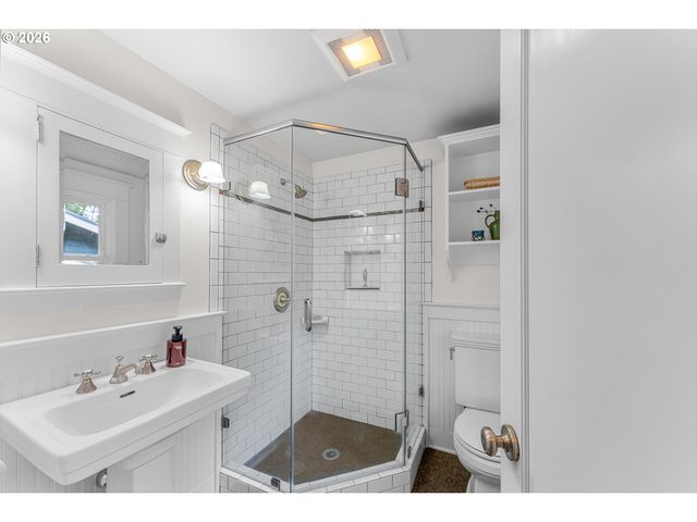 3681 Ne Senate St, Portland, OR 97232