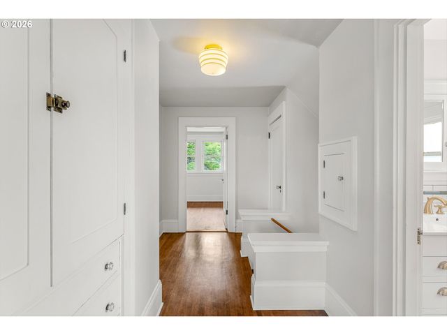 3681 Ne Senate St, Portland, OR 97232