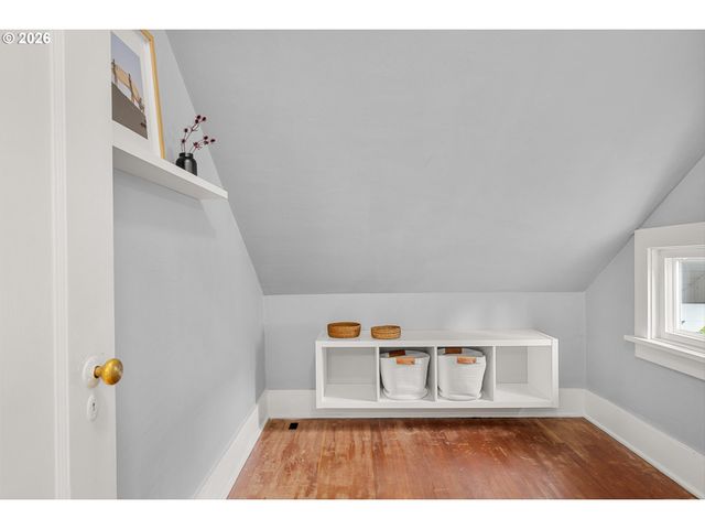 3681 Ne Senate St, Portland, OR 97232