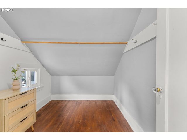 3681 Ne Senate St, Portland, OR 97232