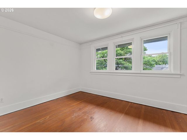 3681 Ne Senate St, Portland, OR 97232