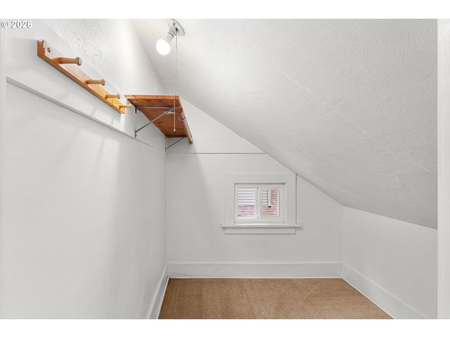 3681 Ne Senate St, Portland, OR 97232