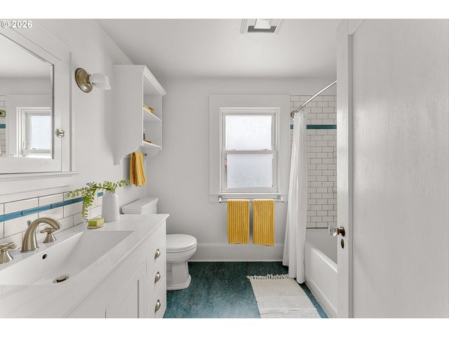 3681 Ne Senate St, Portland, OR 97232