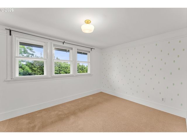 3681 Ne Senate St, Portland, OR 97232