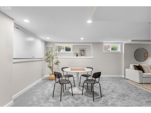 3681 Ne Senate St, Portland, OR 97232