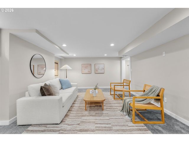 3681 Ne Senate St, Portland, OR 97232