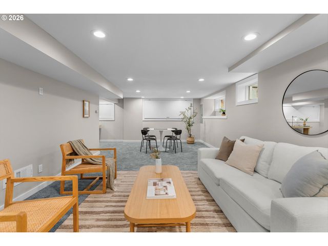 3681 Ne Senate St, Portland, OR 97232