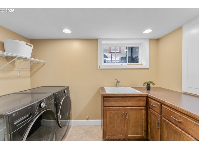 3681 Ne Senate St, Portland, OR 97232