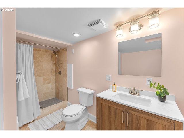3681 Ne Senate St, Portland, OR 97232