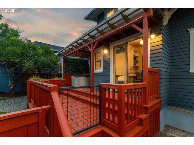 3681 Ne Senate St, Portland, OR 97232
