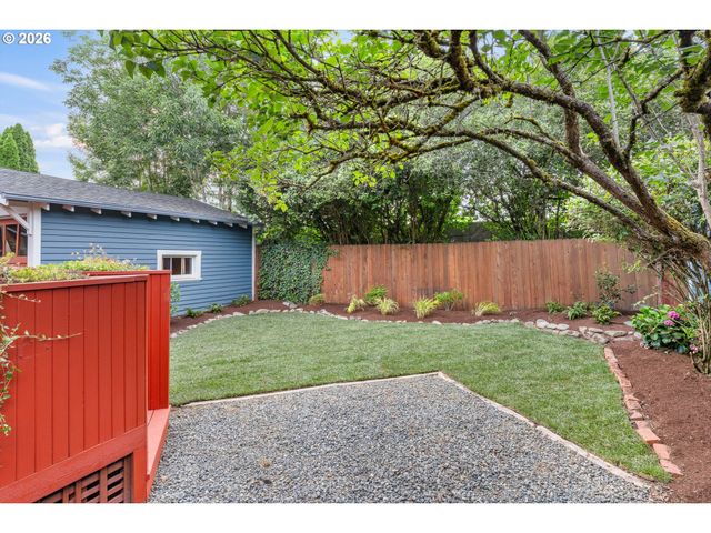 3681 Ne Senate St, Portland, OR 97232