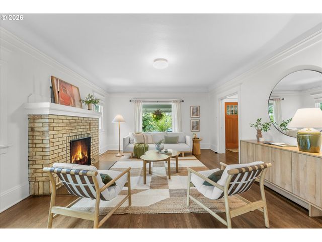 3681 Ne Senate St, Portland, OR 97232