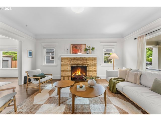 3681 Ne Senate St, Portland, OR 97232