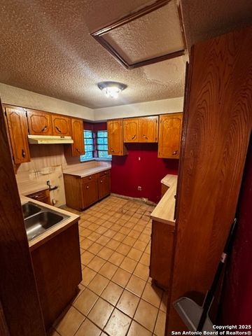 5742 White Feather, San Antonio, TX 78242