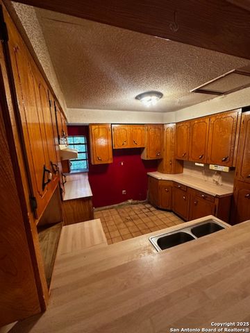 5742 White Feather, San Antonio, TX 78242