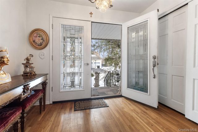 20 Old Farm Road, Scarsdale, NY 10583