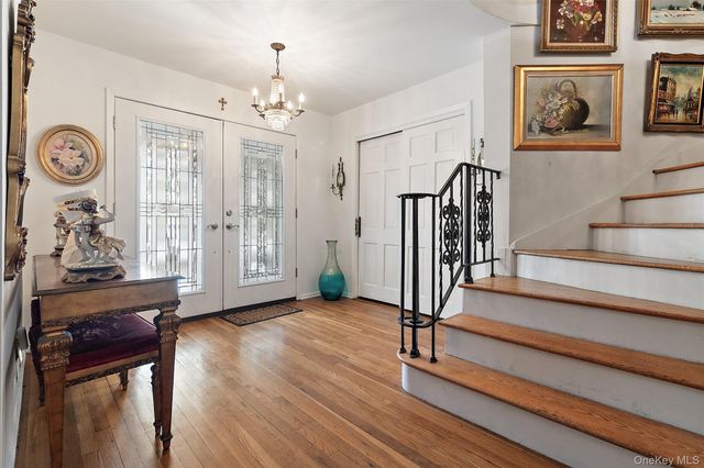 20 Old Farm Road, Scarsdale, NY 10583