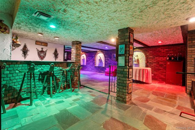 20 Old Farm Road, Scarsdale, NY 10583