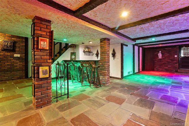 20 Old Farm Road, Scarsdale, NY 10583