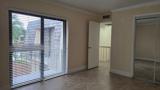 257 Lake Arbor Drive, Palm Springs, FL 33461