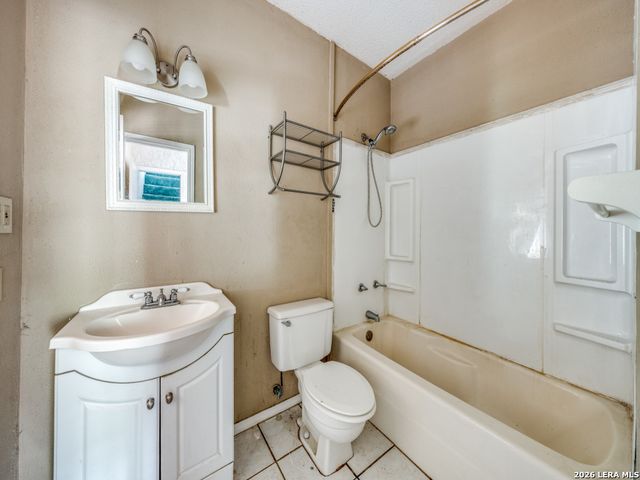 120 Center Creek Drive, Floresville, TX 78114