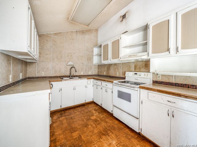 120 Center Creek Drive, Floresville, TX 78114