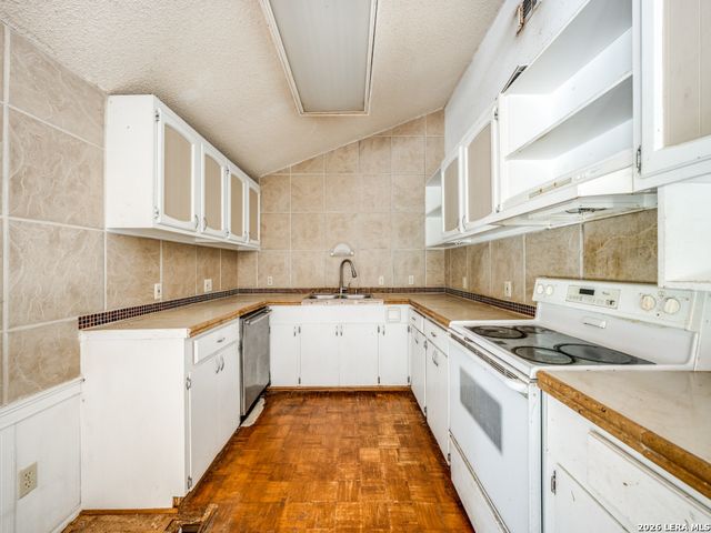 120 Center Creek Drive, Floresville, TX 78114