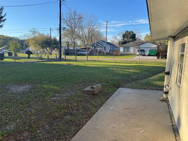 406 S 7th Street, Alvin, TX 77511