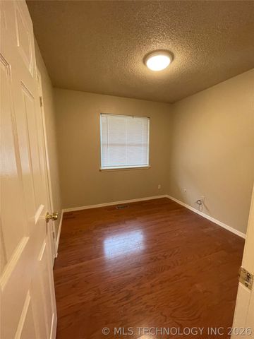1022 N 3rd Street E, Jenks, OK 74037
