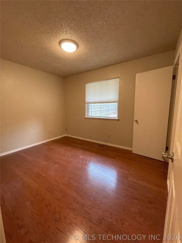 1022 N 3rd Street E, Jenks, OK 74037
