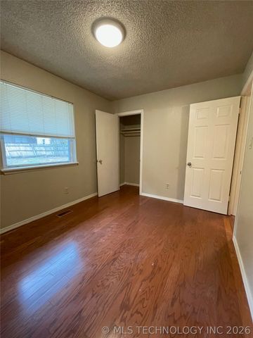 1022 N 3rd Street E, Jenks, OK 74037
