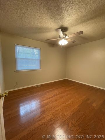 1022 N 3rd Street E, Jenks, OK 74037
