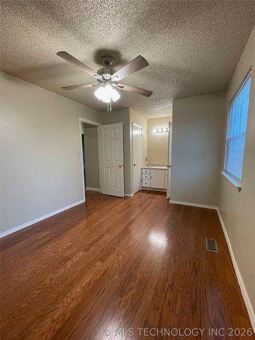 1022 N 3rd Street E, Jenks, OK 74037