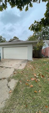 1022 N 3rd Street E, Jenks, OK 74037