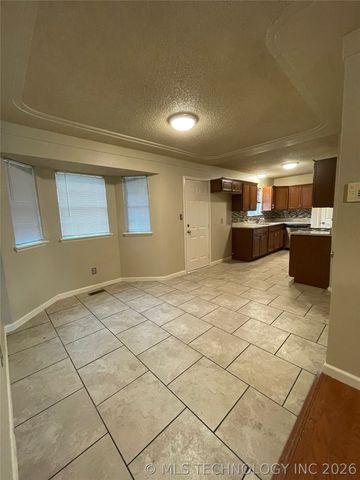 1022 N 3rd Street E, Jenks, OK 74037