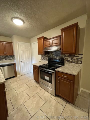 1022 N 3rd Street E, Jenks, OK 74037