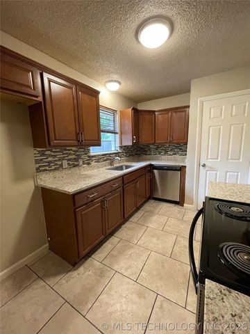 1022 N 3rd Street E, Jenks, OK 74037