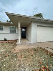 1022 N 3rd Street E, Jenks, OK 74037