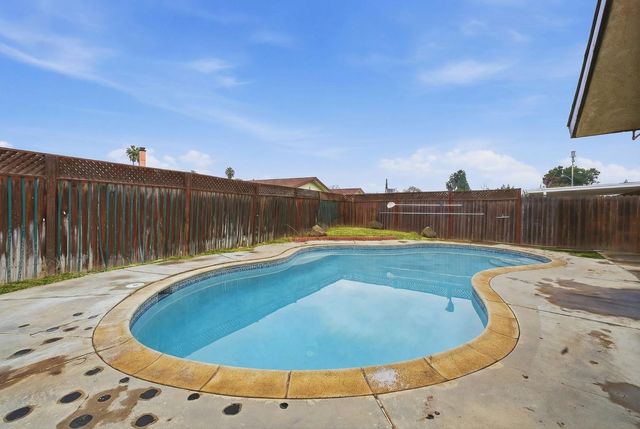 1712 W Donner Avenue, Fresno, CA 93705