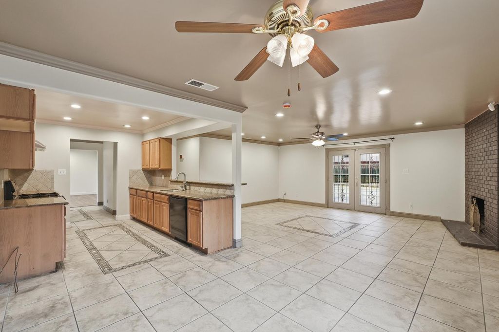 Image 11 of property listing at 1712 W Donner Avenue, Fresno, CA 93705