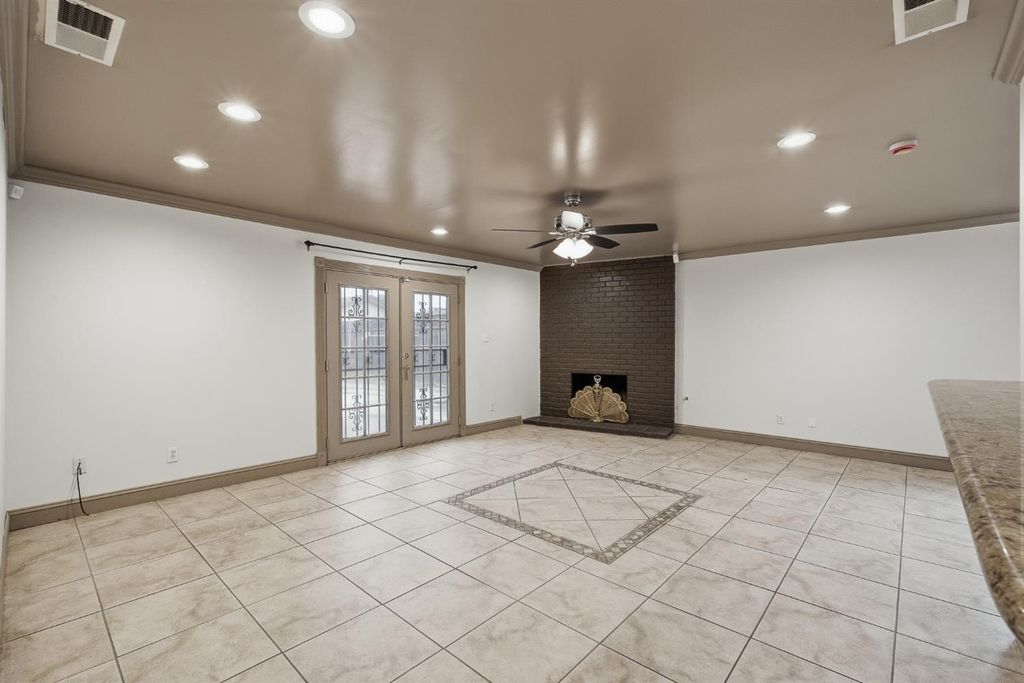 Image 14 of property listing at 1712 W Donner Avenue, Fresno, CA 93705