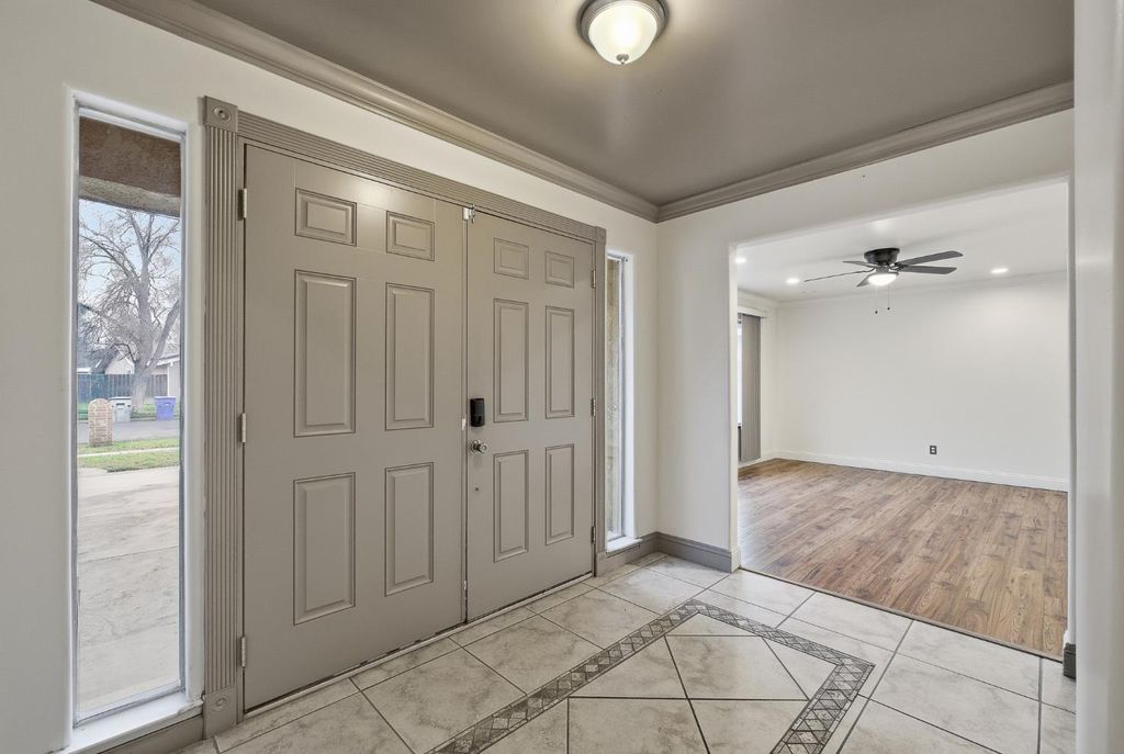 Image 2 of property listing at 1712 W Donner Avenue, Fresno, CA 93705