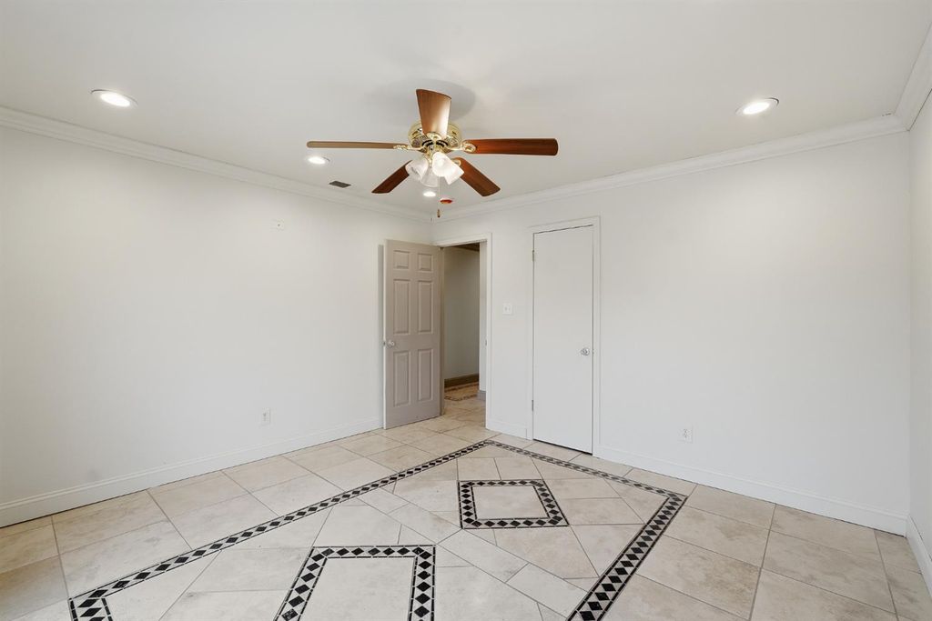 Image 21 of property listing at 1712 W Donner Avenue, Fresno, CA 93705