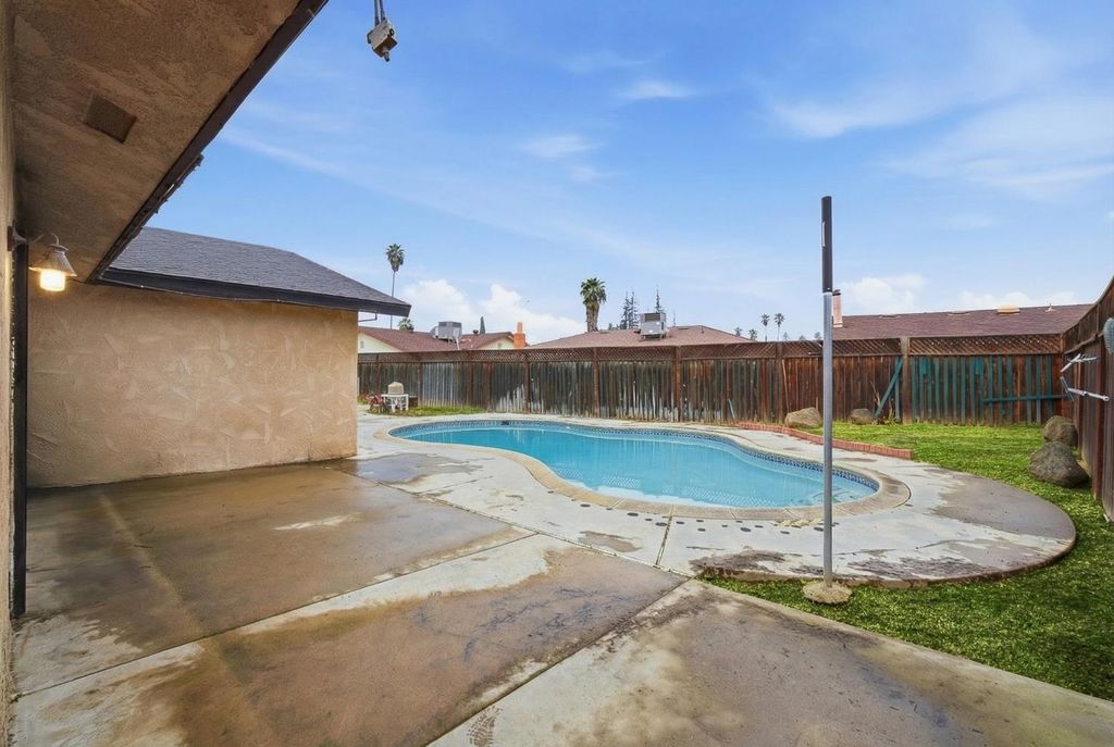 Image 24 of property listing at 1712 W Donner Avenue, Fresno, CA 93705