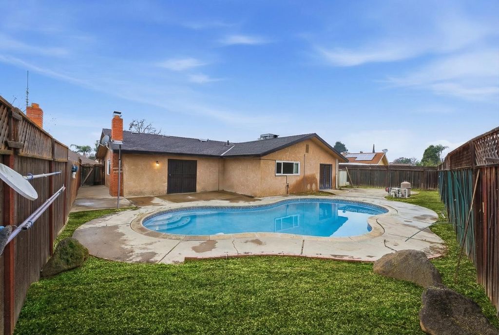 Image 25 of property listing at 1712 W Donner Avenue, Fresno, CA 93705