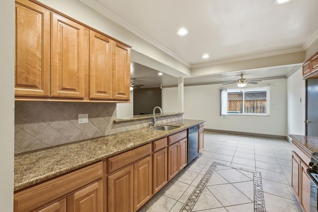 Image 7 of property listing at 1712 W Donner Avenue, Fresno, CA 93705