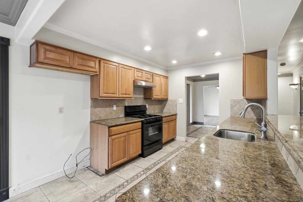 Image 9 of property listing at 1712 W Donner Avenue, Fresno, CA 93705