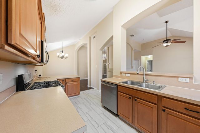 6718 Meadowcrest Drive, Arlington, TX 76002