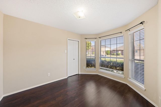 6718 Meadowcrest Drive, Arlington, TX 76002