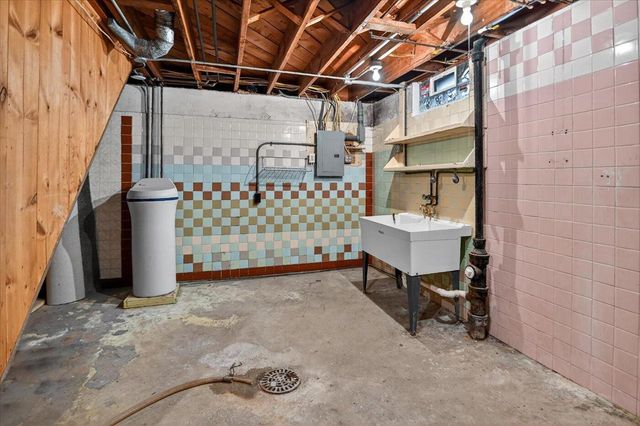 130 Buckingham LANE, Madison, WI 53714